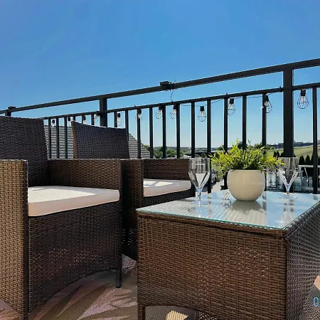 Apartament Hel Apartment- Tranquil Retreat, 15 Minutes To The Sea & Gdansk Center